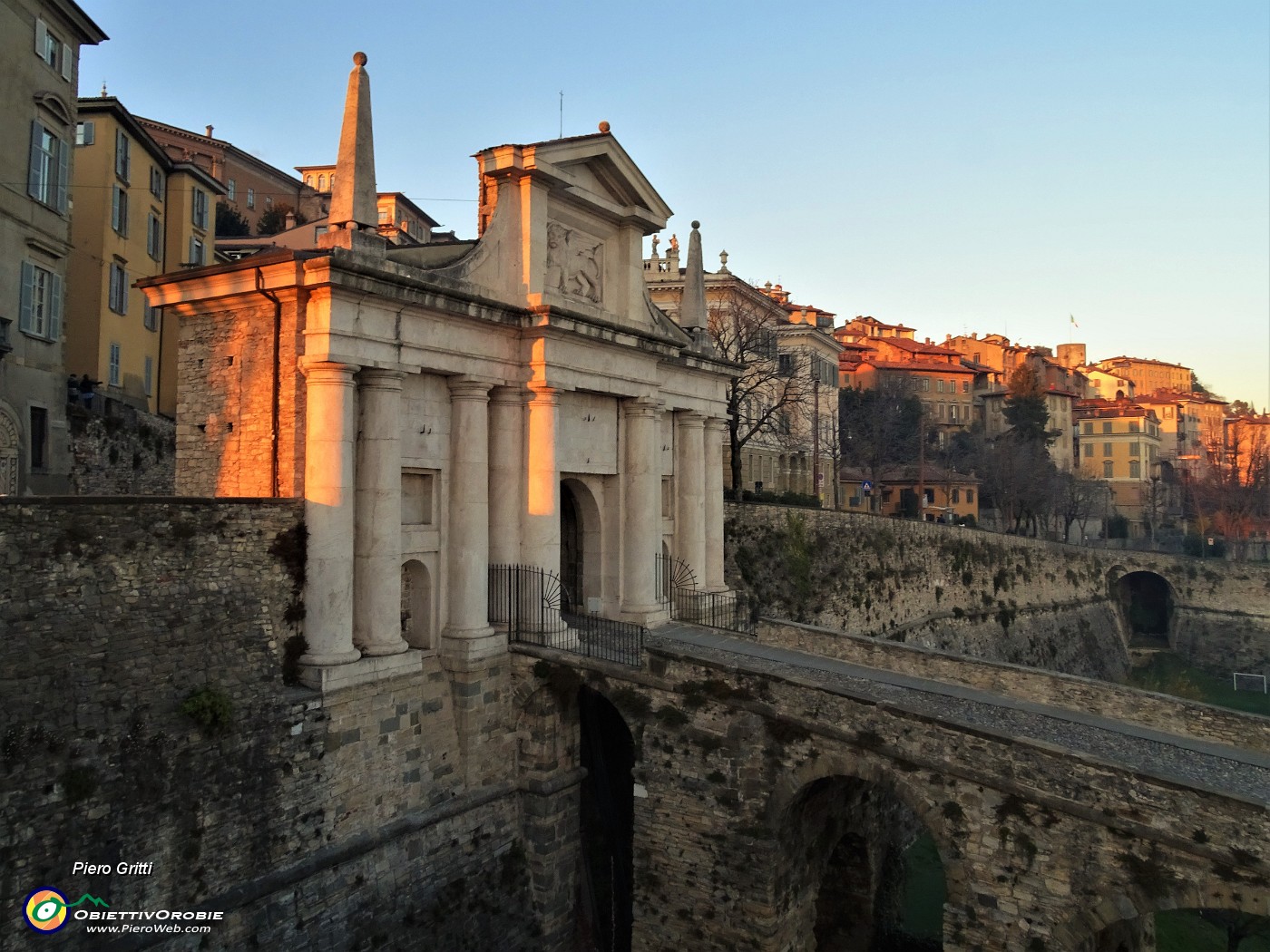 65  Porta San Giacomo nei colori del tramonto.JPG